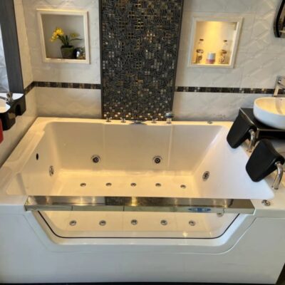 4821 – Tina de Hidromasajes Modelo Boston 1.80 x 1.20 x 0.45CM con 6 luces LED de 7 colores